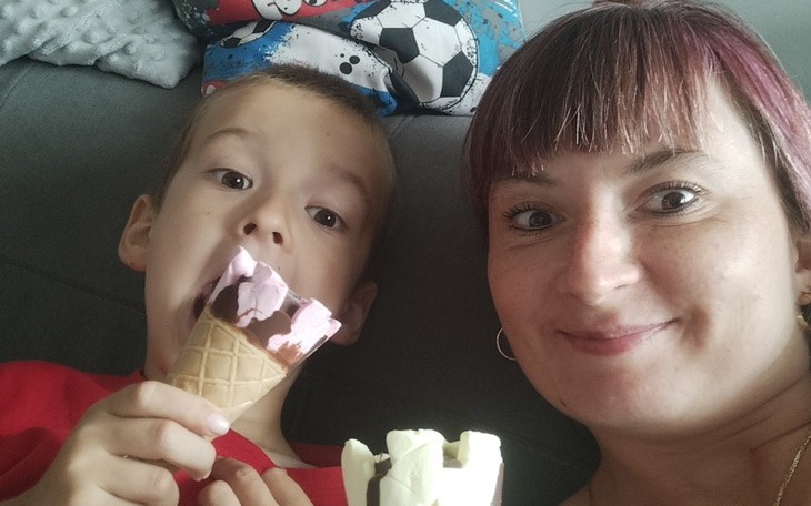 Mama z dzieckiem cieszą się lodami na kanapie.