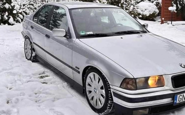 Samochód na śniegu, z widocznymi dużymi felgami.