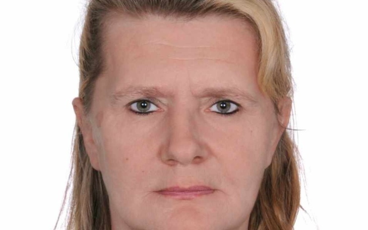 Portret osoby z poważnym wyrazem twarzy.