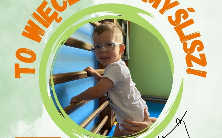 Chłopiec wspinający się na drabinkę, z napisem 'To więcej niż myślisz!'