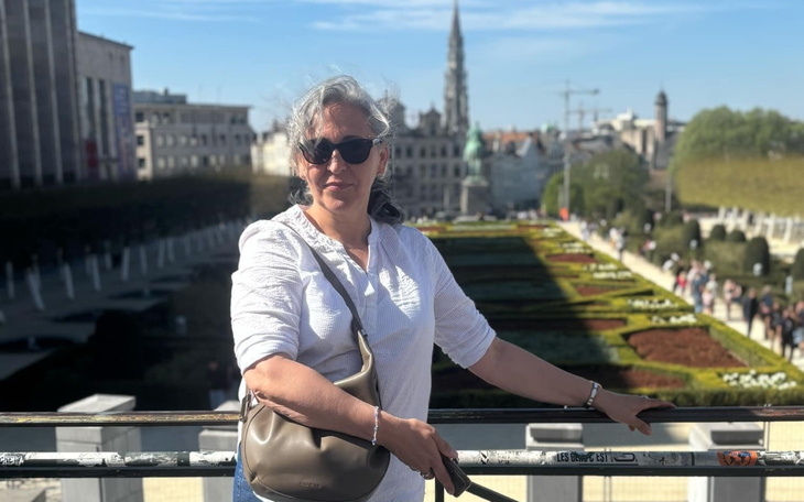 Kobieta w okularach przeciwsłonecznych na tle miasta.