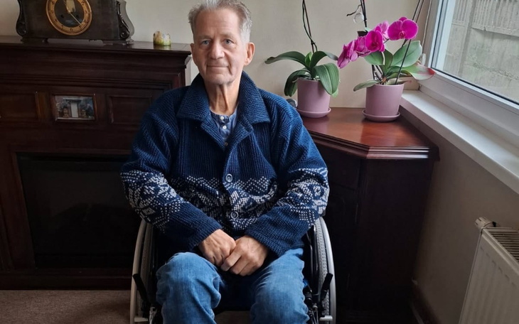 Starszy mężczyzna w wózku inwalidzkim w domu.