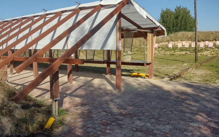 Zadaszona przestrzeń rekreacyjna z widokiem na otoczenie.