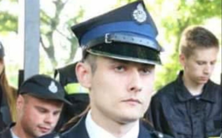 Pies z papugą na szyi, nowy dom i opieka właściciela.