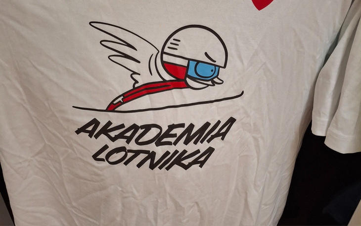 Koszulka z rysunkiem ptaka i napisem 'Akademia Lotnika'.