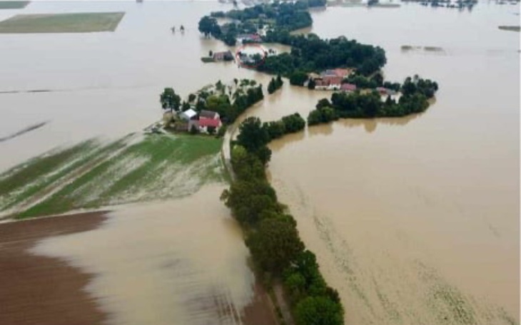 Powódź zalewająca pola i domy, widok z lotu ptaka.