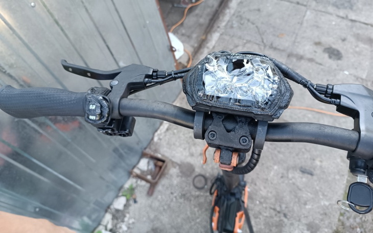 Uszkodzony rower elektryczny, widok na kierownicę.