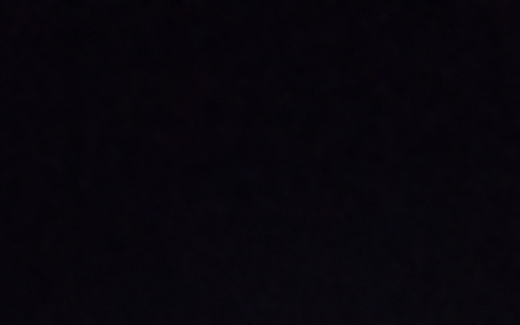 Ciemny obraz, prawdopodobnie przedstawiający nocne niebo.