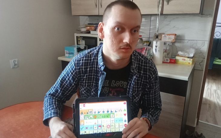 Dziewczynka w różowej czapce, z rurką do oddychania.