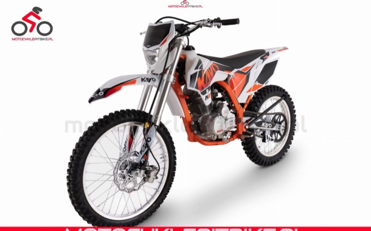 Motocykl terenowy w dynamicznym ujęciu.