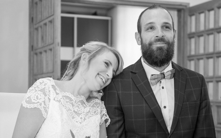 Para młoda w eleganckim wnętrzu.