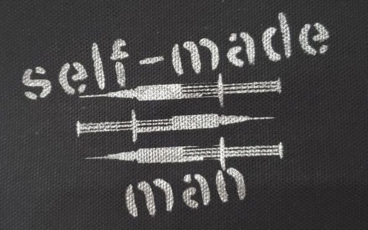 Nadruk na torbie z napisem 'self-made man'.