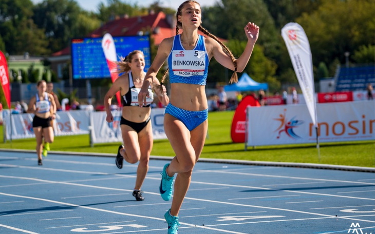 Biegaczka na torze, wyprzedzająca rywalkę w zawodach.