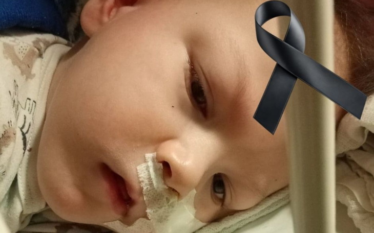 Dziecko w szpitalu z rurką tlenową, z symbolem żalu.