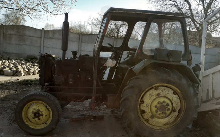 Stary traktor na podwórku, świadek minionych lat.