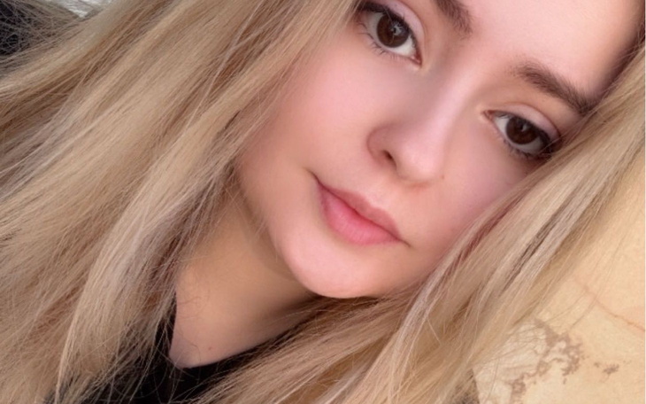 Młoda kobieta z długimi włosami, patrząca w obiektyw.