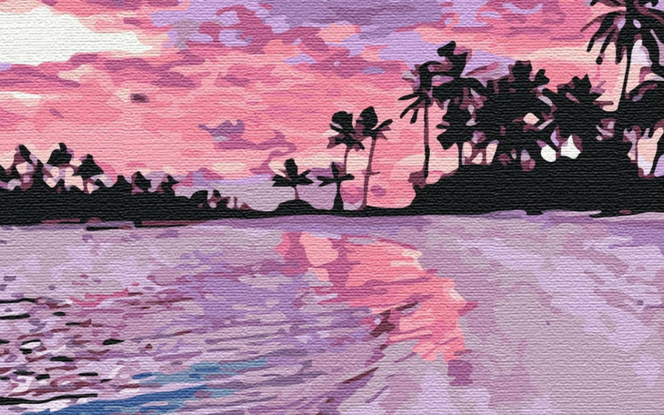 Malowniczy widok na plażę o zachodzie słońca z palmami.