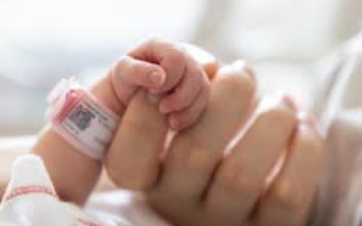 Dziecięca rączka trzymająca dłoń dorosłego.