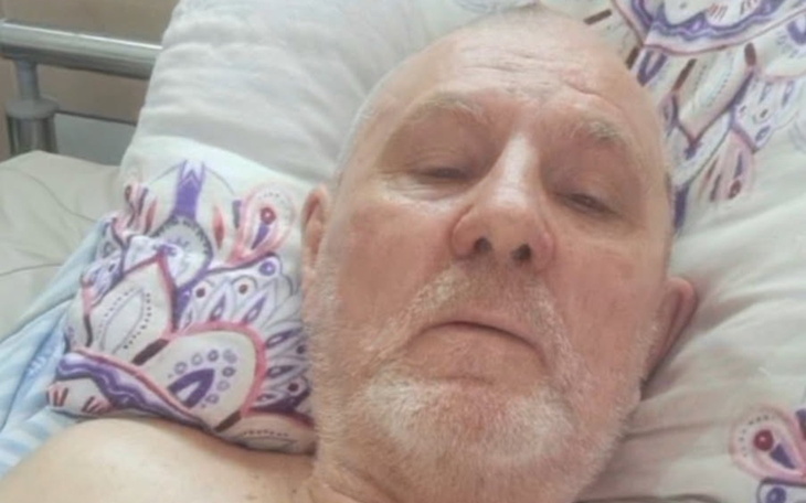 Mężczyzna leżący w łóżku w szpitalu.