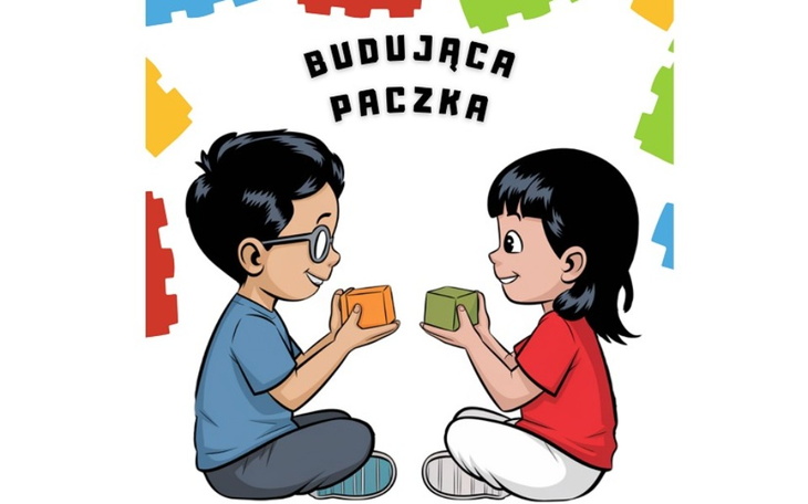 Dzieci bawią się klockami, uśmiechając się do siebie.