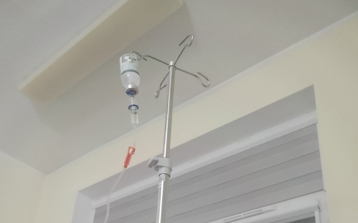 Stojak na kroplówkę w szpitalu, z widokiem na okno.