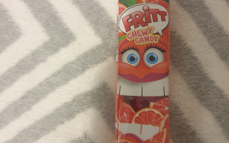 Opakowanie cukierków Fritt z kolorową grafiką.