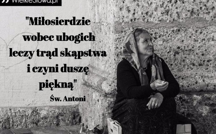 Starsza kobieta siedzi na ławce, cytat o miłosierdziu.