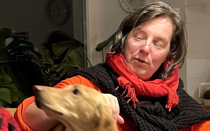 Kobieta z psem, spędzająca czas w domowej atmosferze.