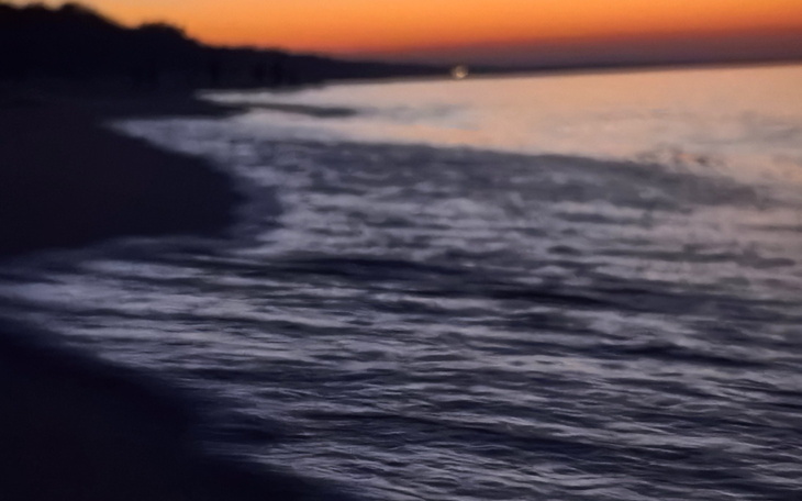 Zachód słońca nad spokojnym morzem.