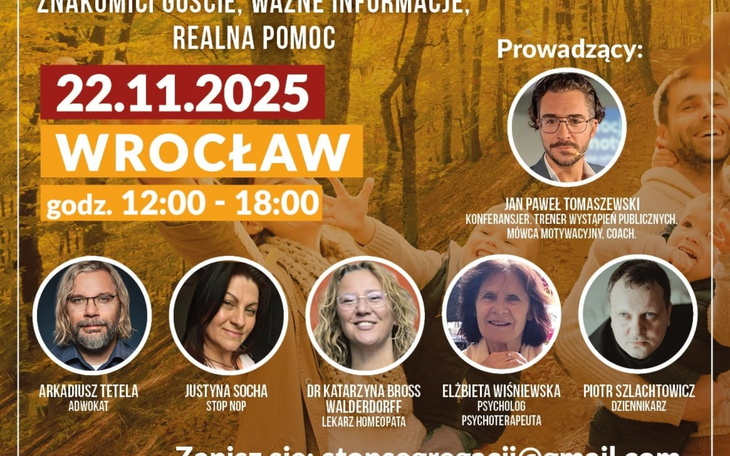 Chłopiec zapalający papierosa, skupiony na ogniu.