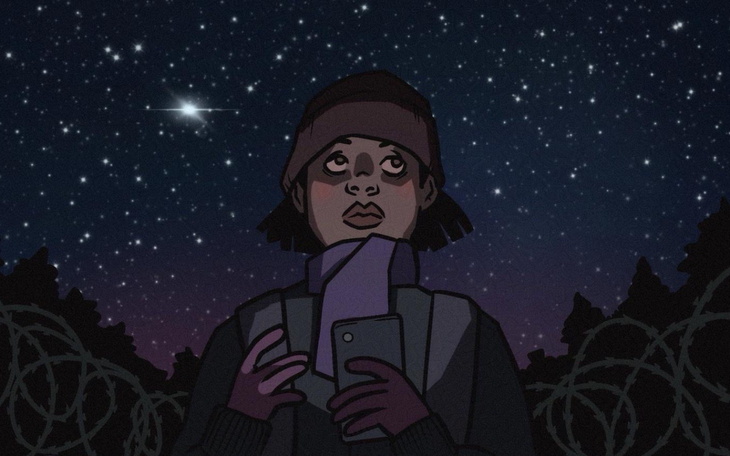 Osoba patrząca w niebo pełne gwiazd, trzymająca telefon.