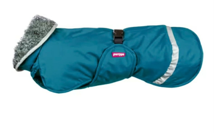 Ciepły płaszcz dla psa w kolorze niebieskim.