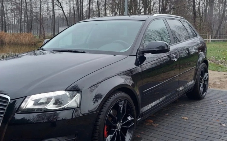 Zbiórka Na samochód auto. - zdjęcie główne