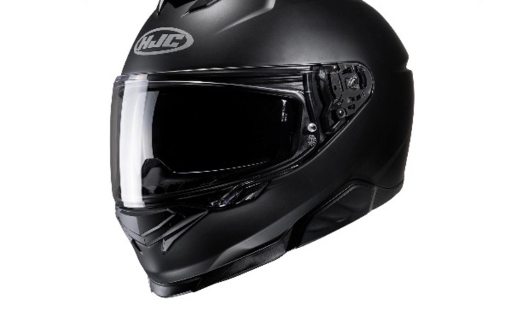 Czarny kask motocyklowy na białym tle.