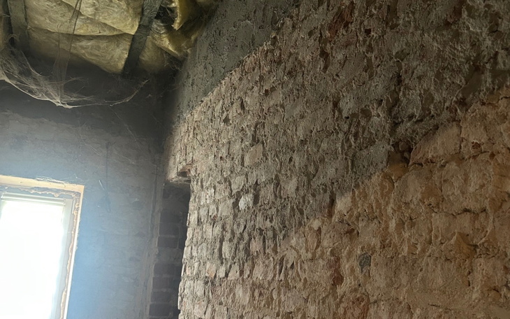 Zniszczona ściana w budynku, widok na wnętrze.
