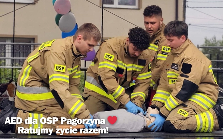 Grupa ratowników udzielających pierwszej pomocy na wydarzeniu.