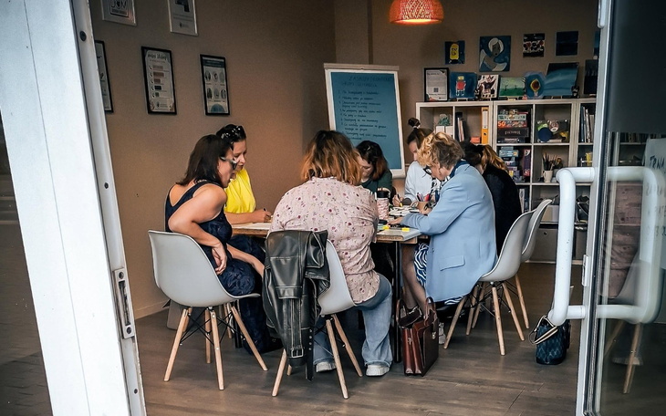 Grupa kobiet pracujących razem przy stole w biurze.