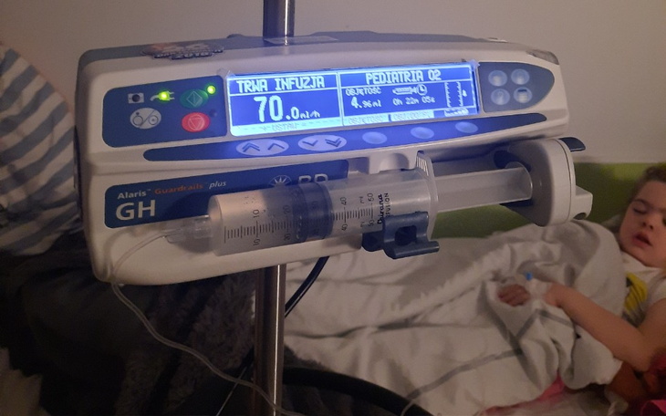 Urządzenie medyczne z wyświetlaczem i strzykawką.