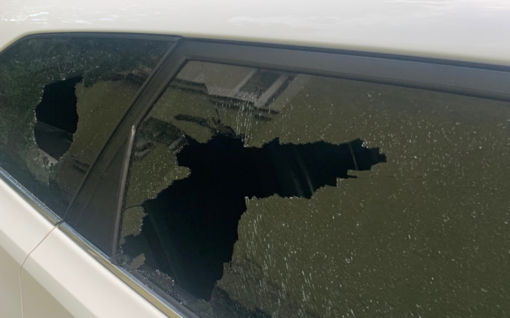 Zniszczone okno samochodu z dużymi dziurami.