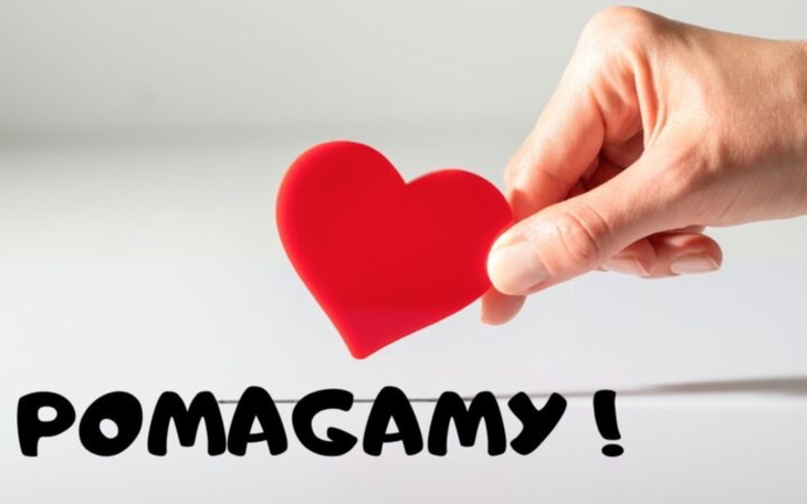 Ręka trzymająca czerwoną serce, z napisem 'POMAGAMY!'