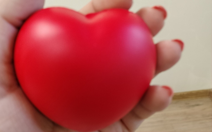 Czerwone serce trzymane w dłoni.