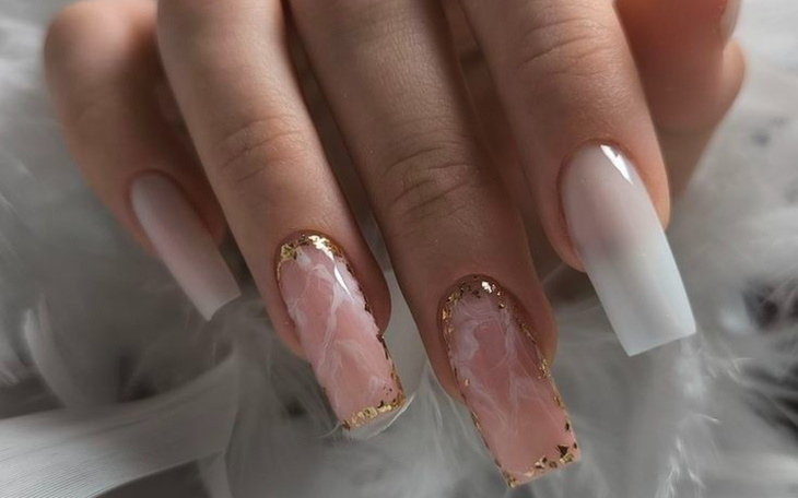 Stylowe paznokcie w odcieniach różu i złota.
