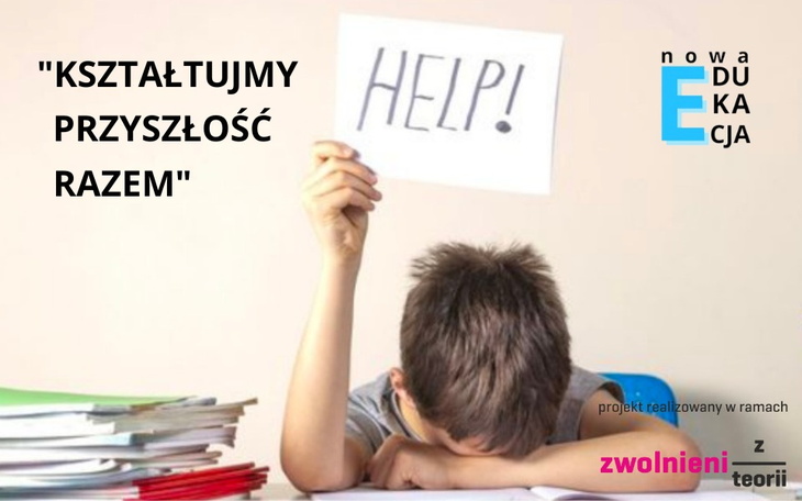 Chłopiec z plakatem 'HELP!', wyrażający frustrację.
