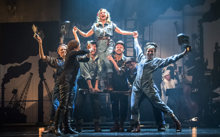 Występ teatralny z radosnymi aktorami na scenie.