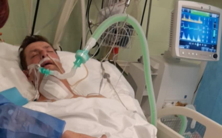 Mężczyzna w szpitalu, podłączony do aparatury medycznej.