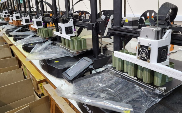 Wielka ilość drukarek 3D w warsztacie.