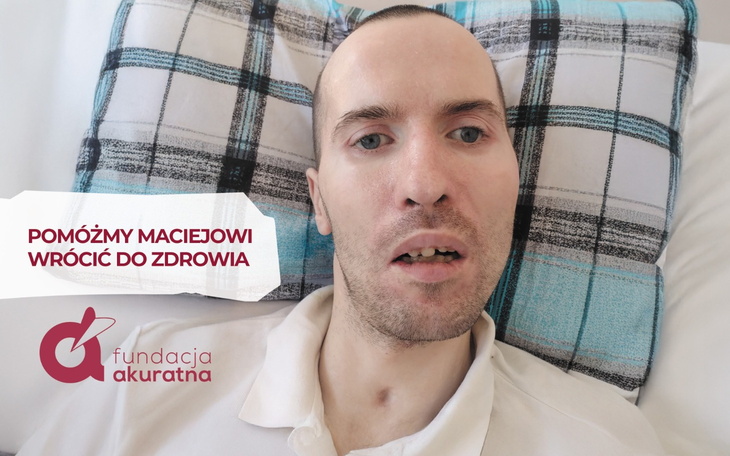 Mężczyzna w łóżku szpitalnym, z prośbą o pomoc.