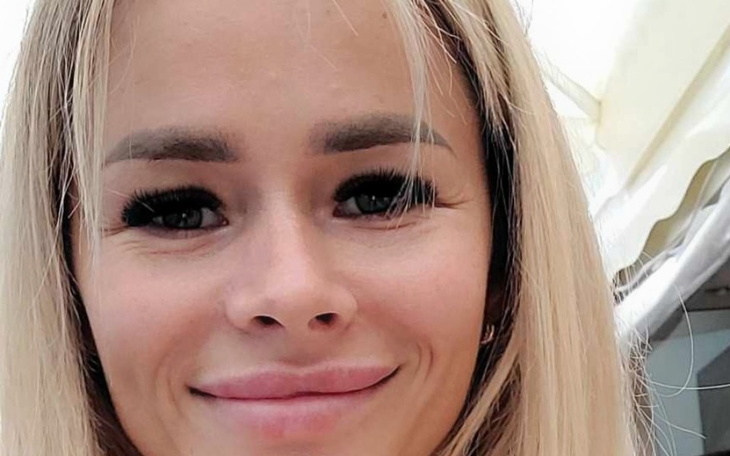 Kobieta z uśmiechem, z długimi włosami.