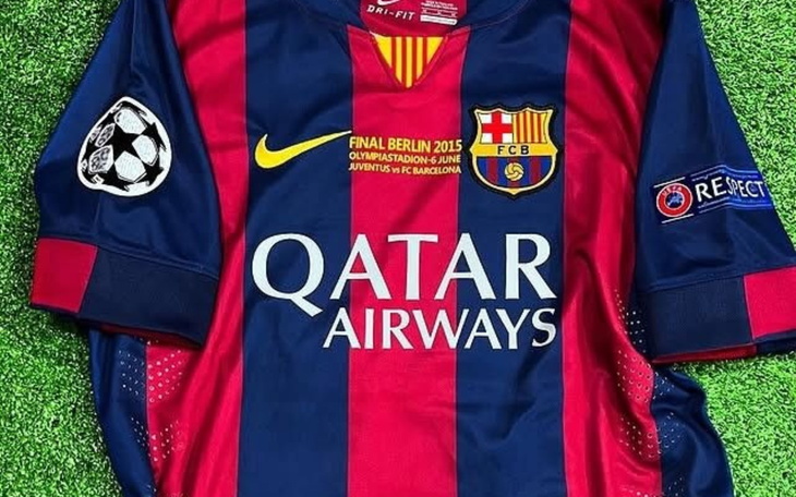 Koszulka piłkarska FC Barcelona z logo i emblematem.