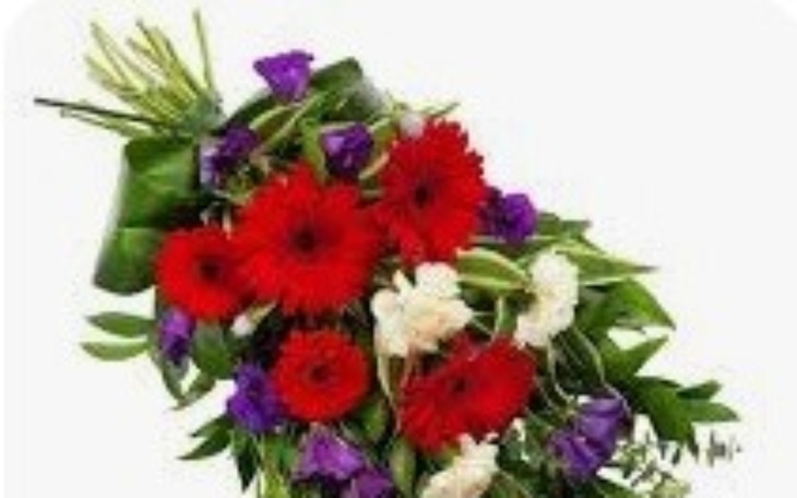 Bukiet kolorowych kwiatów z czerwonymi gerberami.